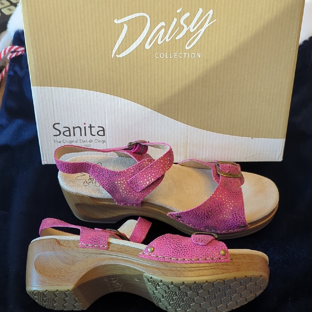 🩷NIB Women's Sanita Daisy Deena Pink Fushia Leather Sandals Size 40🩷  CUTE!!🩷